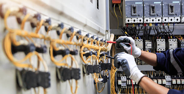 Professional Electrician technician working in Ridgewood, IL